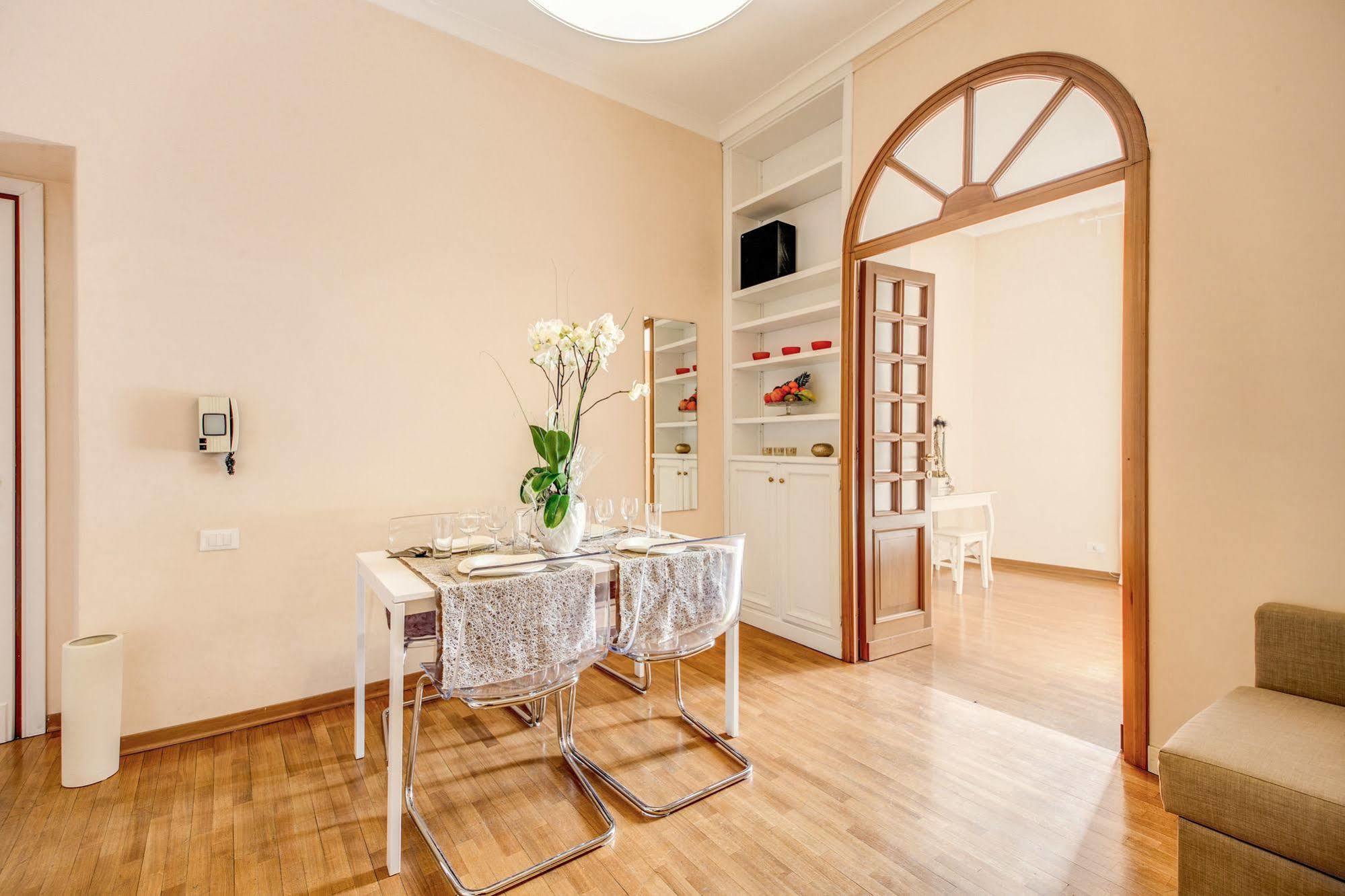 Elegant Apartment Behind The Colosseum Roma Dış mekan fotoğraf